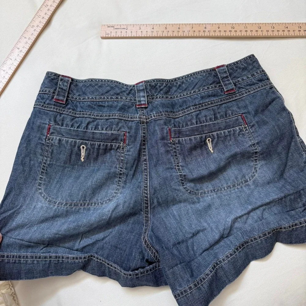 Y2K baggy jean Shorts  Y2K Bass size 10 medium wash denim
